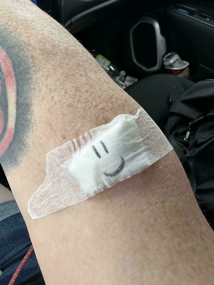 63 Hilarious And Wholesome Things Doctors Did To Put Their Patients At Ease (New Pics) 63 Hilarious And Wholesome Things Doctors Did To Put Their Patients At Ease (New Pics)