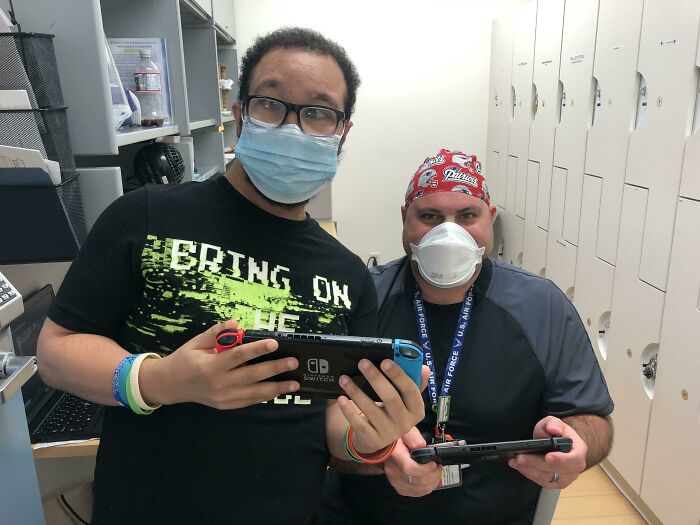 63 Hilarious And Wholesome Things Doctors Did To Put Their Patients At Ease (New Pics) 63 Hilarious And Wholesome Things Doctors Did To Put Their Patients At Ease (New Pics)