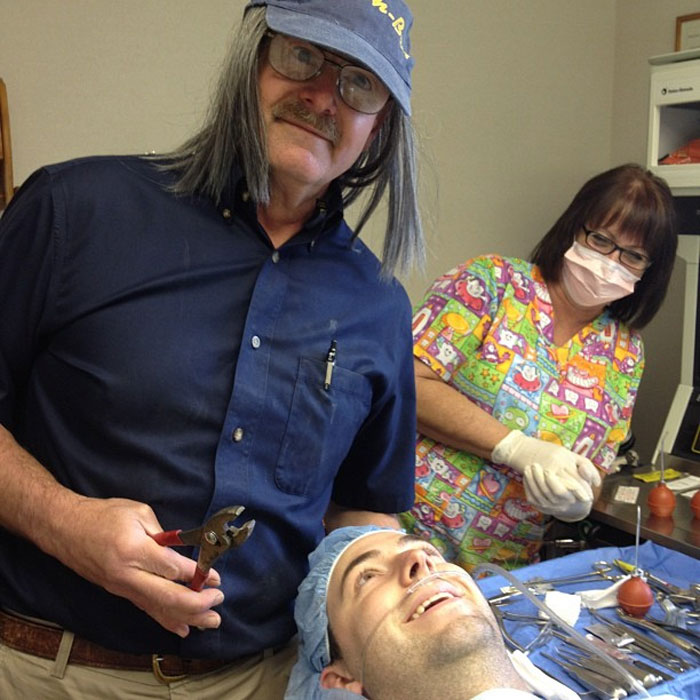 63 Hilarious And Wholesome Things Doctors Did To Put Their Patients At Ease (New Pics) 63 Hilarious And Wholesome Things Doctors Did To Put Their Patients At Ease (New Pics)