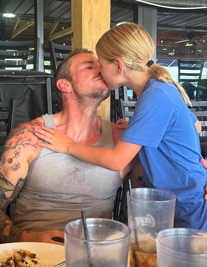 Kristen Bell Says She Won’t Apologize For ‘Tone-Deaf’ Anniversary Post About Dax Shepard Kristen Bell Says She Won’t Apologize For ‘Tone-Deaf’ Anniversary Post About Dax Shepard