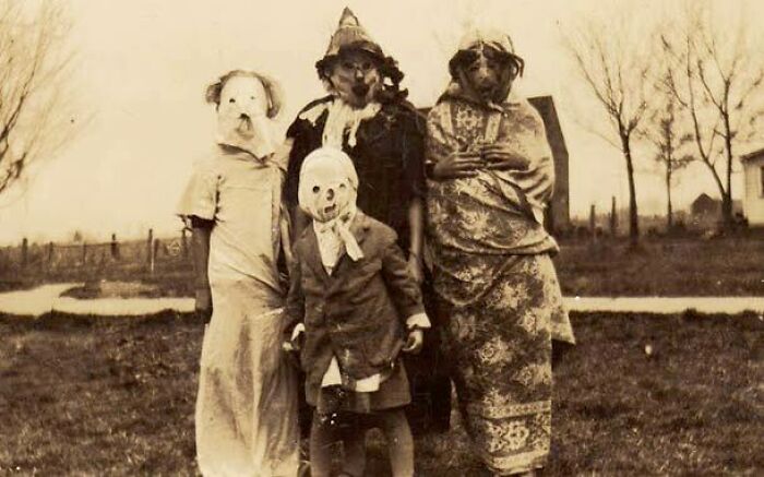 50 Halloween Costumes From The Past That Are Equal Parts Terrifying And Impressive 50 Halloween Costumes From The Past That Are Equal Parts Terrifying And Impressive
