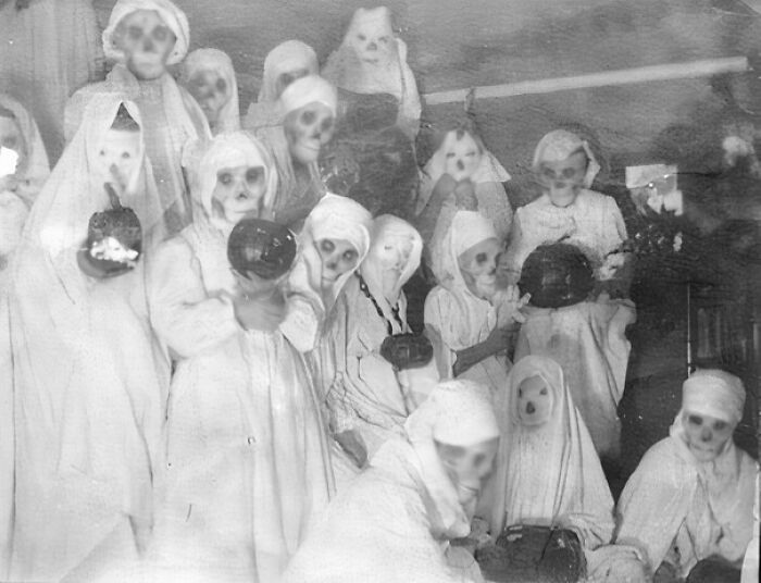 50 Halloween Costumes From The Past That Are Equal Parts Terrifying And Impressive 50 Halloween Costumes From The Past That Are Equal Parts Terrifying And Impressive