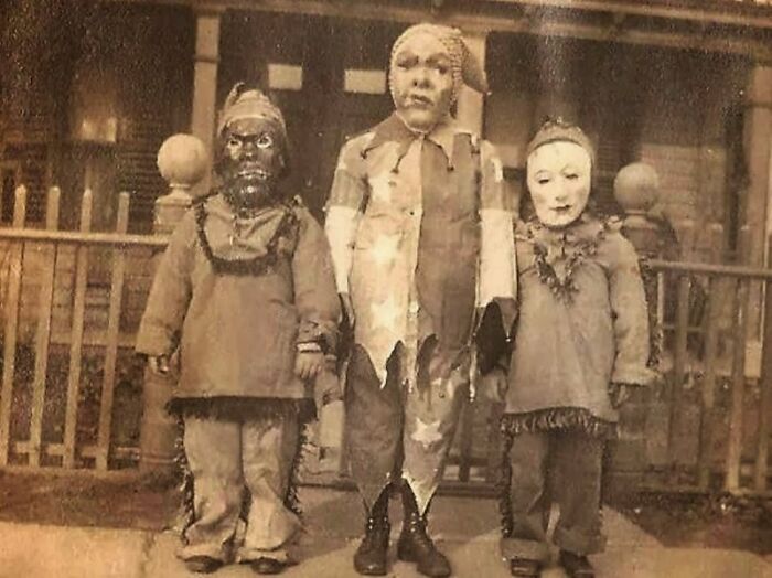 50 Halloween Costumes From The Past That Are Equal Parts Terrifying And Impressive 50 Halloween Costumes From The Past That Are Equal Parts Terrifying And Impressive