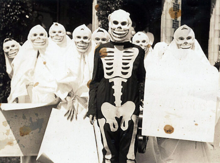 50 Halloween Costumes From The Past That Are Equal Parts Terrifying And Impressive 50 Halloween Costumes From The Past That Are Equal Parts Terrifying And Impressive