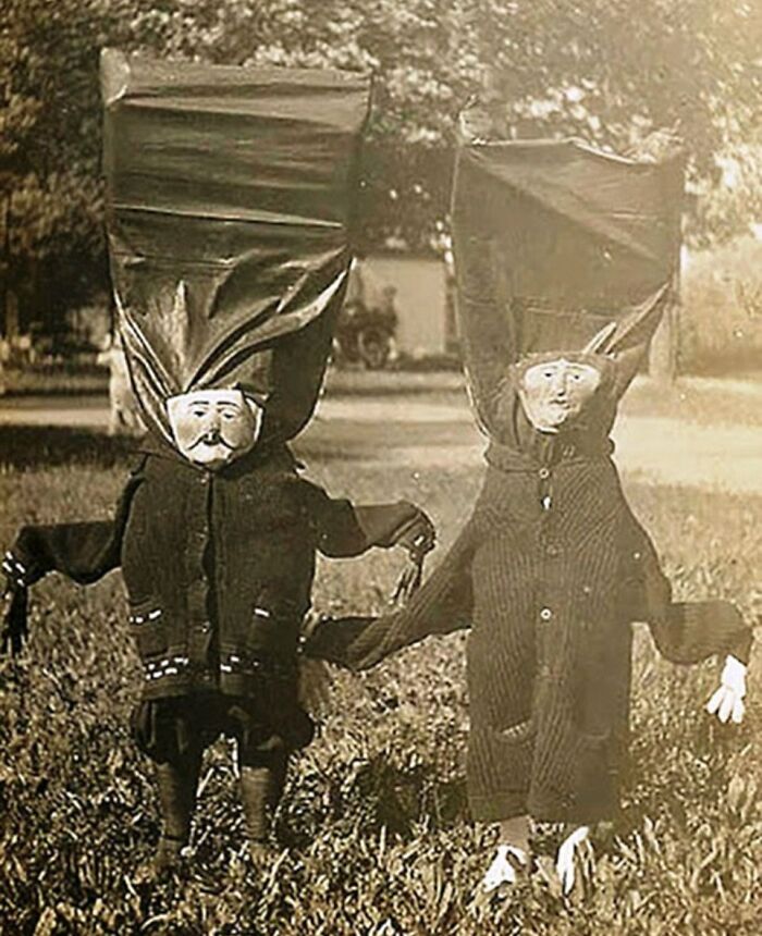 50 Halloween Costumes From The Past That Are Equal Parts Terrifying And Impressive 50 Halloween Costumes From The Past That Are Equal Parts Terrifying And Impressive