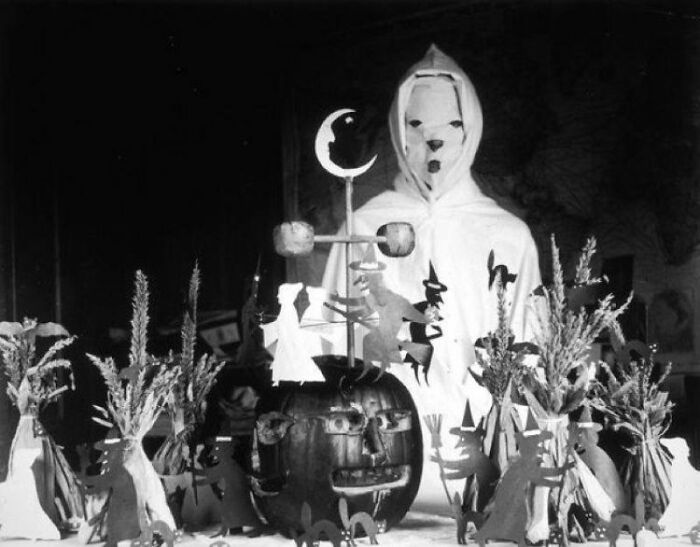 50 Halloween Costumes From The Past That Are Equal Parts Terrifying And Impressive 50 Halloween Costumes From The Past That Are Equal Parts Terrifying And Impressive