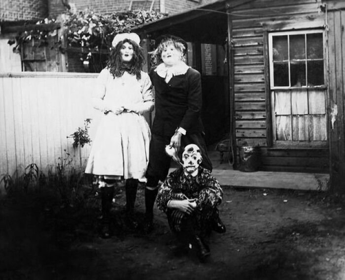 50 Halloween Costumes From The Past That Are Equal Parts Terrifying And Impressive 50 Halloween Costumes From The Past That Are Equal Parts Terrifying And Impressive