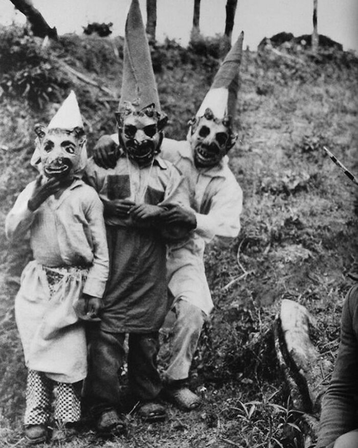 50 Halloween Costumes From The Past That Are Equal Parts Terrifying And Impressive 50 Halloween Costumes From The Past That Are Equal Parts Terrifying And Impressive