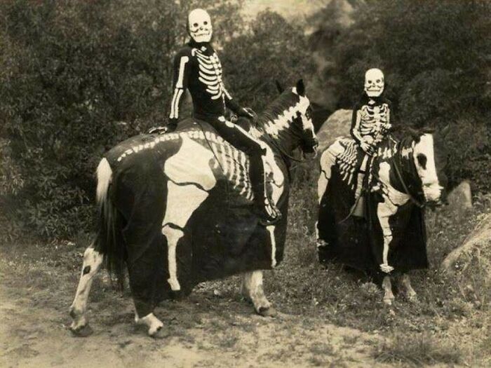 50 Halloween Costumes From The Past That Are Equal Parts Terrifying And Impressive 50 Halloween Costumes From The Past That Are Equal Parts Terrifying And Impressive