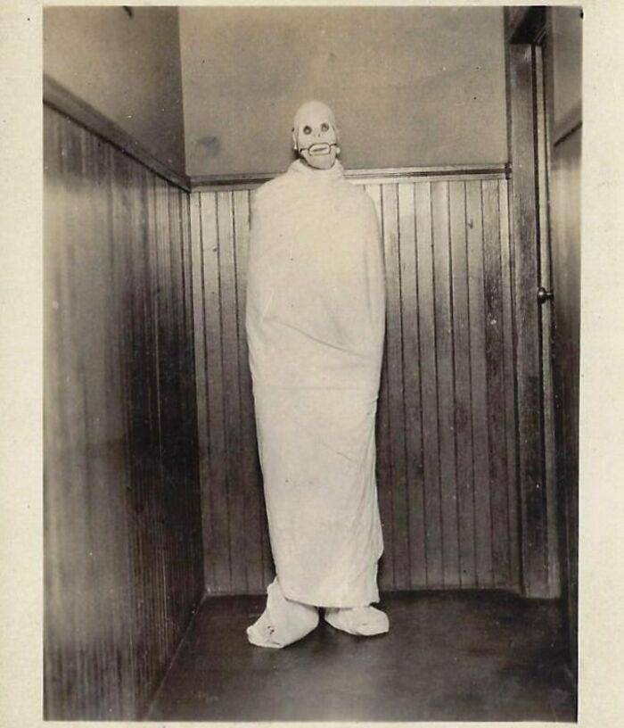50 Halloween Costumes From The Past That Are Equal Parts Terrifying And Impressive 50 Halloween Costumes From The Past That Are Equal Parts Terrifying And Impressive