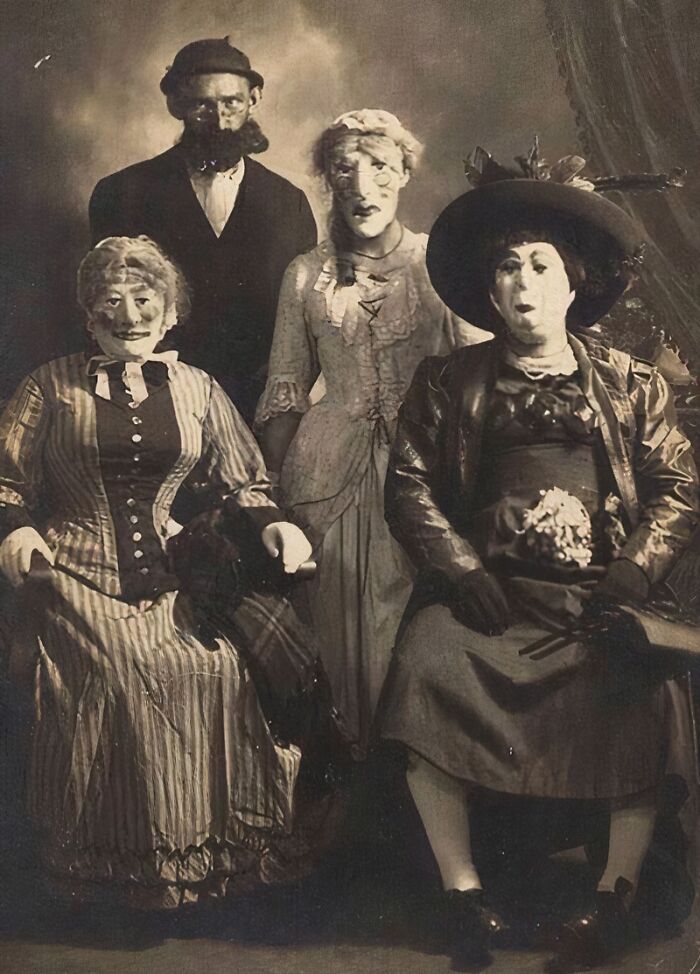 50 Halloween Costumes From The Past That Are Equal Parts Terrifying And Impressive 50 Halloween Costumes From The Past That Are Equal Parts Terrifying And Impressive