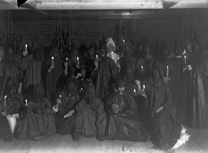 50 Halloween Costumes From The Past That Are Equal Parts Terrifying And Impressive 50 Halloween Costumes From The Past That Are Equal Parts Terrifying And Impressive
