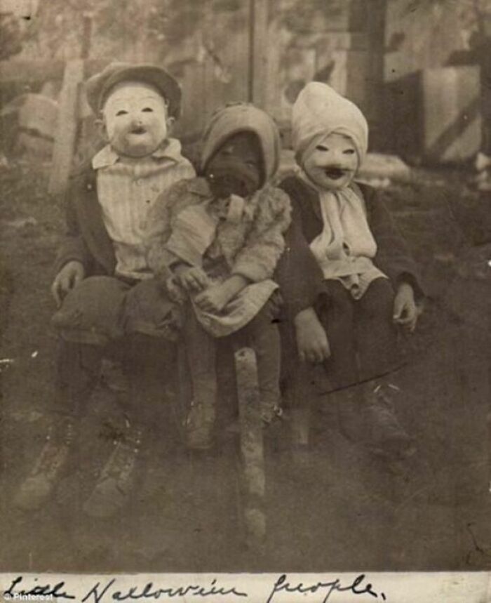 50 Halloween Costumes From The Past That Are Equal Parts Terrifying And Impressive 50 Halloween Costumes From The Past That Are Equal Parts Terrifying And Impressive
