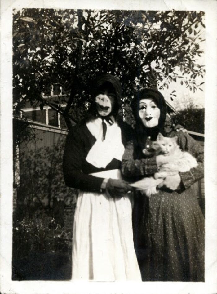 50 Halloween Costumes From The Past That Are Equal Parts Terrifying And Impressive 50 Halloween Costumes From The Past That Are Equal Parts Terrifying And Impressive