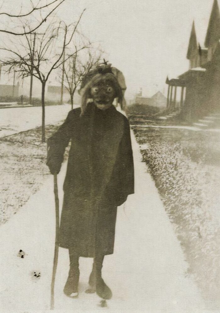 50 Halloween Costumes From The Past That Are Equal Parts Terrifying And Impressive 50 Halloween Costumes From The Past That Are Equal Parts Terrifying And Impressive