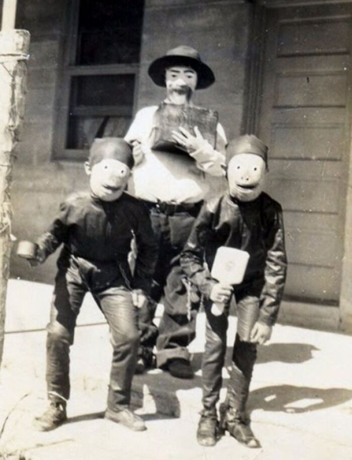 50 Halloween Costumes From The Past That Are Equal Parts Terrifying And Impressive 50 Halloween Costumes From The Past That Are Equal Parts Terrifying And Impressive