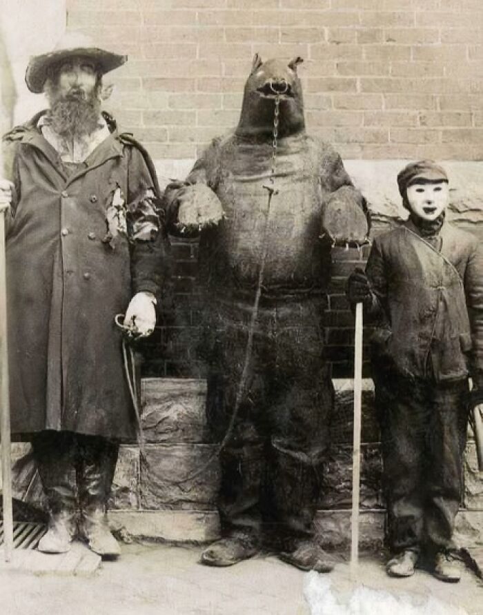 50 Halloween Costumes From The Past That Are Equal Parts Terrifying And Impressive 50 Halloween Costumes From The Past That Are Equal Parts Terrifying And Impressive