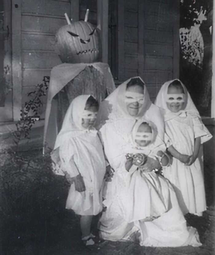 50 Halloween Costumes From The Past That Are Equal Parts Terrifying And Impressive 50 Halloween Costumes From The Past That Are Equal Parts Terrifying And Impressive