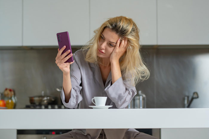 Person Baffled As Sis Pretends They Don’t Exist For A Decade, Parents Keep Gaslighting Them About It Person Baffled As Sis Pretends They Don’t Exist For A Decade, Parents Keep Gaslighting Them About It