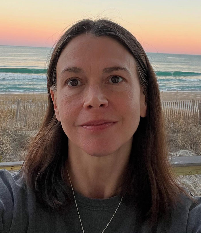 “Does He Know How Old She Is?”: Hugh Jackman And Sutton Foster Slammed For Red Carpet Debut “Does He Know How Old She Is?”: Hugh Jackman And Sutton Foster Slammed For Red Carpet Debut