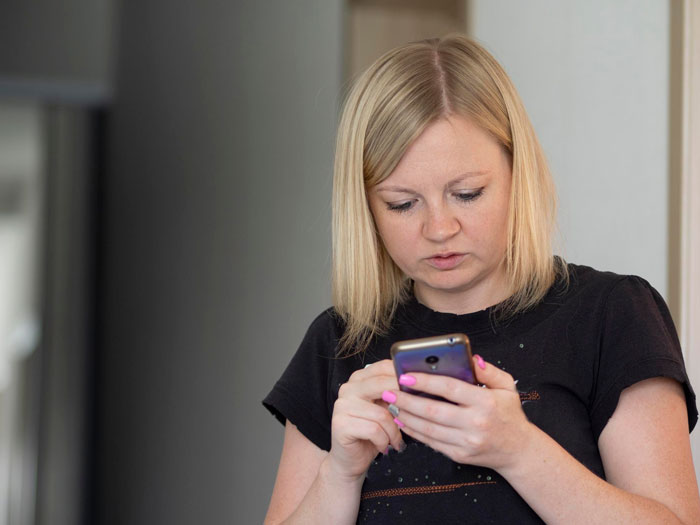 GF Suspicious After Finding 43YO BF’s Sketchy Texts To 19YO Former Student