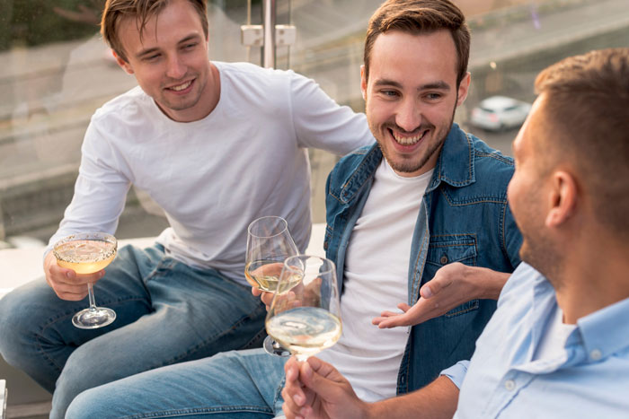 Friend Group Turns On Man After He Finally Stands Up To Their Pretentious “Artist” Friend Friend Group Turns On Man After He Finally Stands Up To Their Pretentious “Artist” Friend