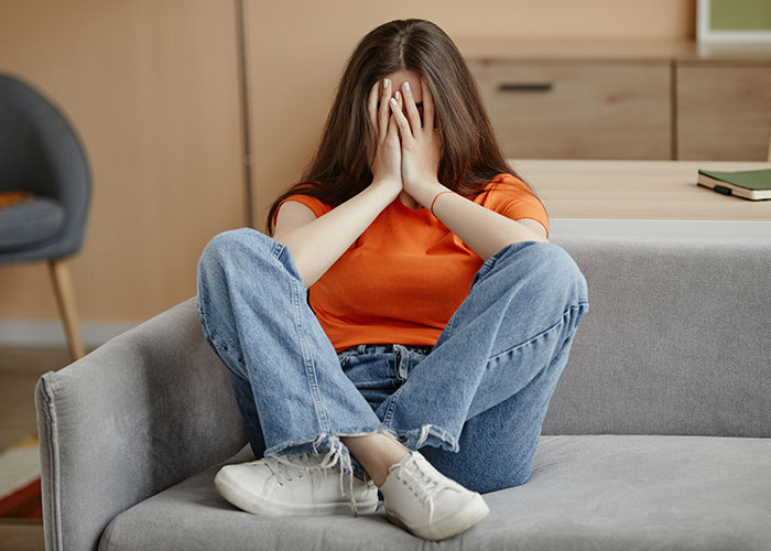 Man With $350K Salary Tells Girlfriend To Find A Better Job After She Can’t Afford Half The Rent
