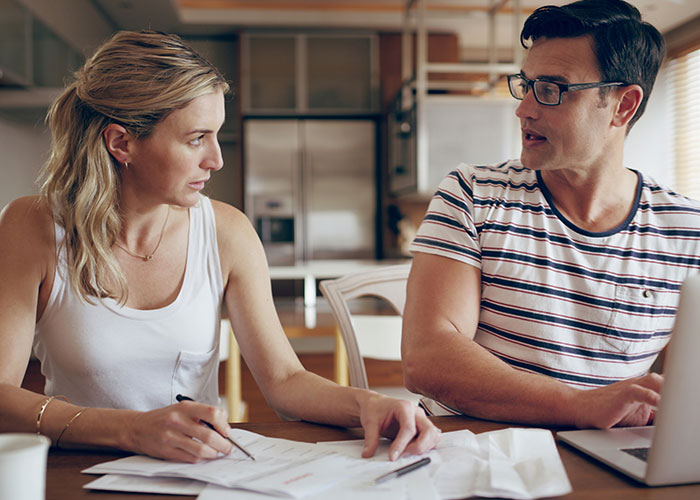 Man With $350K Salary Tells Girlfriend To Find A Better Job After She Can’t Afford Half The Rent
