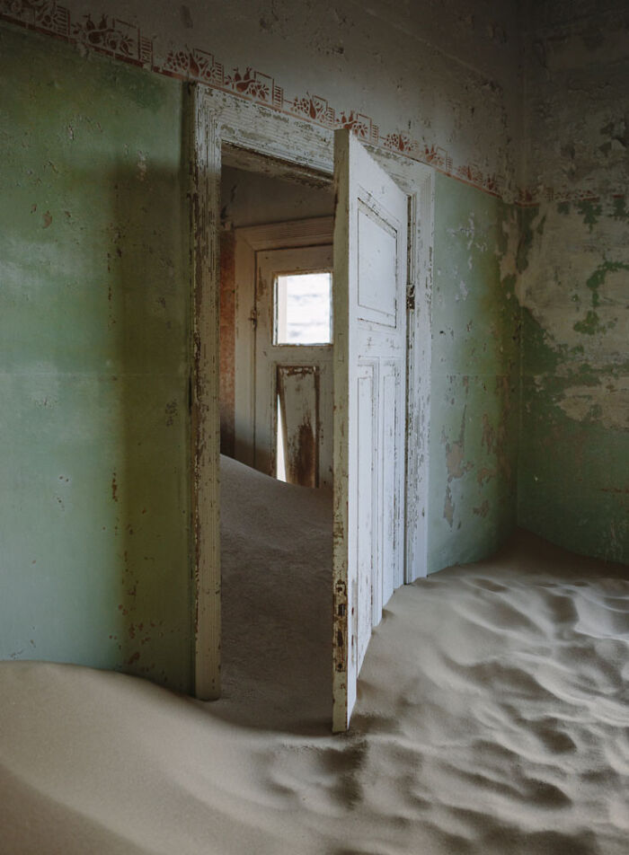‘Sand Castles’: 21 Surreal Photos Of Desert Sand Swallowing Abandoned Homes By Emma McEvoy ‘Sand Castles’: 21 Surreal Photos Of Desert Sand Swallowing Abandoned Homes By Emma McEvoy