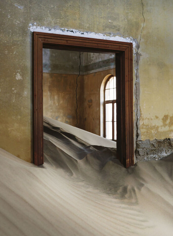 ‘Sand Castles’: 21 Surreal Photos Of Desert Sand Swallowing Abandoned Homes By Emma McEvoy ‘Sand Castles’: 21 Surreal Photos Of Desert Sand Swallowing Abandoned Homes By Emma McEvoy