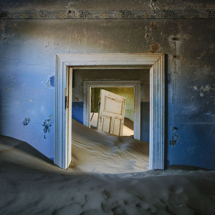 ‘Sand Castles’: 21 Surreal Photos Of Desert Sand Swallowing Abandoned Homes By Emma McEvoy ‘Sand Castles’: 21 Surreal Photos Of Desert Sand Swallowing Abandoned Homes By Emma McEvoy