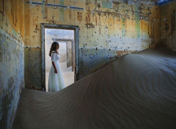 ‘Sand Castles’: 21 Surreal Photos Of Desert Sand Swallowing Abandoned Homes By Emma McEvoy ‘Sand Castles’: 21 Surreal Photos Of Desert Sand Swallowing Abandoned Homes By Emma McEvoy