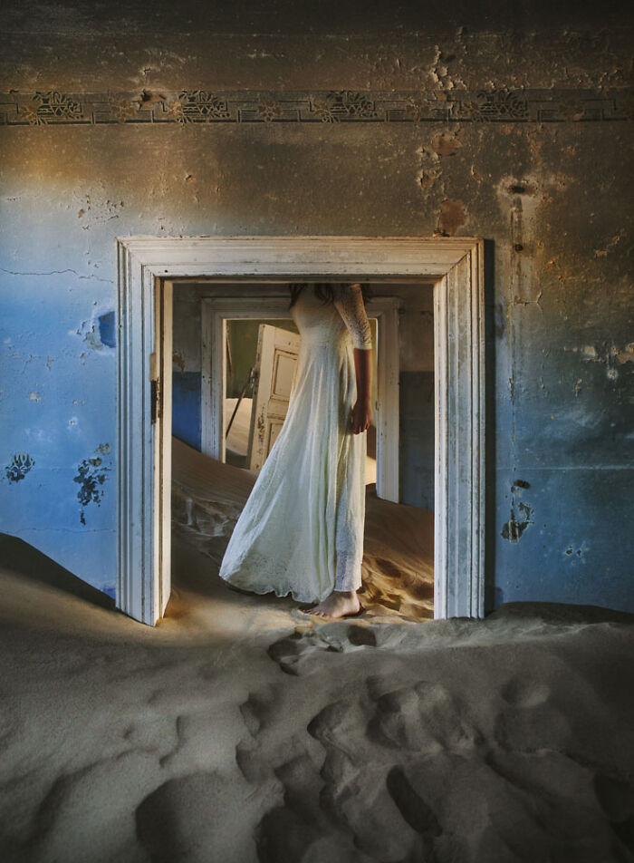 ‘Sand Castles’: 21 Surreal Photos Of Desert Sand Swallowing Abandoned Homes By Emma McEvoy ‘Sand Castles’: 21 Surreal Photos Of Desert Sand Swallowing Abandoned Homes By Emma McEvoy