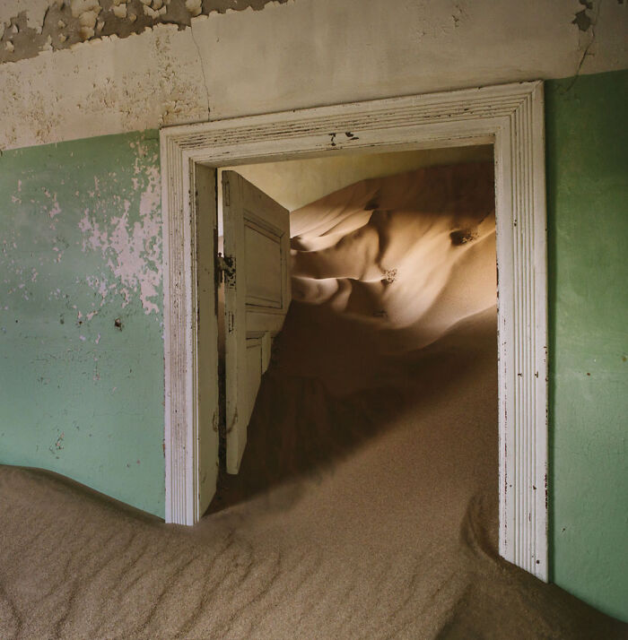 ‘Sand Castles’: 21 Surreal Photos Of Desert Sand Swallowing Abandoned Homes By Emma McEvoy ‘Sand Castles’: 21 Surreal Photos Of Desert Sand Swallowing Abandoned Homes By Emma McEvoy