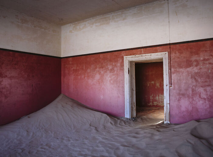 ‘Sand Castles’: 21 Surreal Photos Of Desert Sand Swallowing Abandoned Homes By Emma McEvoy ‘Sand Castles’: 21 Surreal Photos Of Desert Sand Swallowing Abandoned Homes By Emma McEvoy