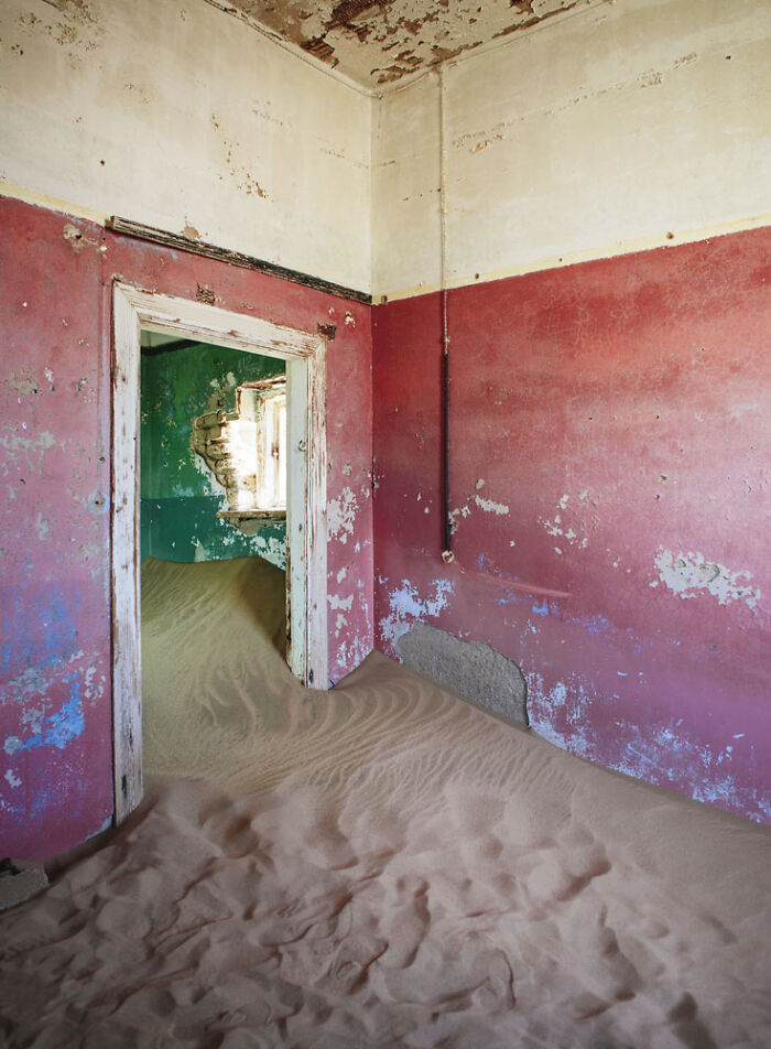 ‘Sand Castles’: 21 Surreal Photos Of Desert Sand Swallowing Abandoned Homes By Emma McEvoy ‘Sand Castles’: 21 Surreal Photos Of Desert Sand Swallowing Abandoned Homes By Emma McEvoy