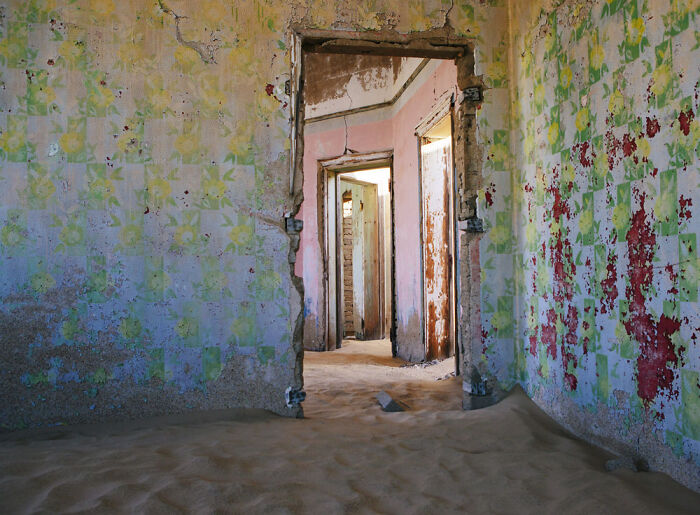 ‘Sand Castles’: 21 Surreal Photos Of Desert Sand Swallowing Abandoned Homes By Emma McEvoy ‘Sand Castles’: 21 Surreal Photos Of Desert Sand Swallowing Abandoned Homes By Emma McEvoy