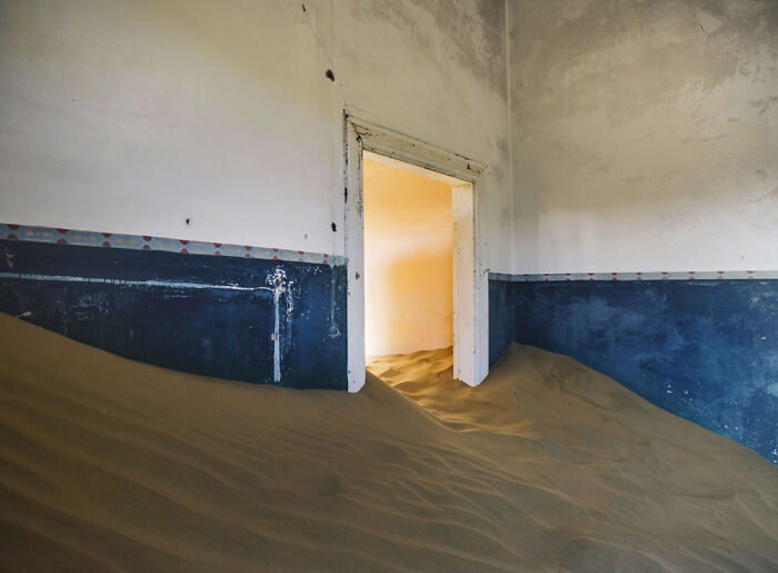 ‘Sand Castles’: 21 Surreal Photos Of Desert Sand Swallowing Abandoned Homes By Emma McEvoy ‘Sand Castles’: 21 Surreal Photos Of Desert Sand Swallowing Abandoned Homes By Emma McEvoy