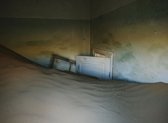 ‘Sand Castles’: 21 Surreal Photos Of Desert Sand Swallowing Abandoned Homes By Emma McEvoy ‘Sand Castles’: 21 Surreal Photos Of Desert Sand Swallowing Abandoned Homes By Emma McEvoy