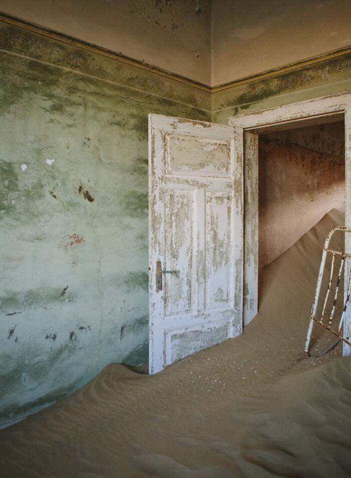 ‘Sand Castles’: 21 Surreal Photos Of Desert Sand Swallowing Abandoned Homes By Emma McEvoy ‘Sand Castles’: 21 Surreal Photos Of Desert Sand Swallowing Abandoned Homes By Emma McEvoy