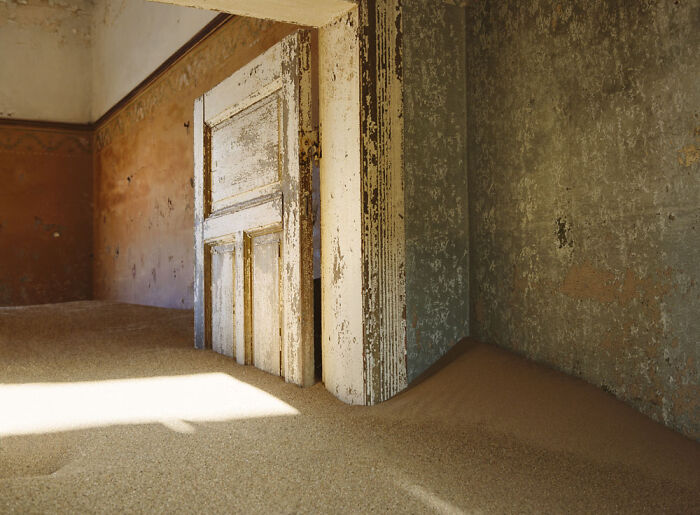 ‘Sand Castles’: 21 Surreal Photos Of Desert Sand Swallowing Abandoned Homes By Emma McEvoy ‘Sand Castles’: 21 Surreal Photos Of Desert Sand Swallowing Abandoned Homes By Emma McEvoy