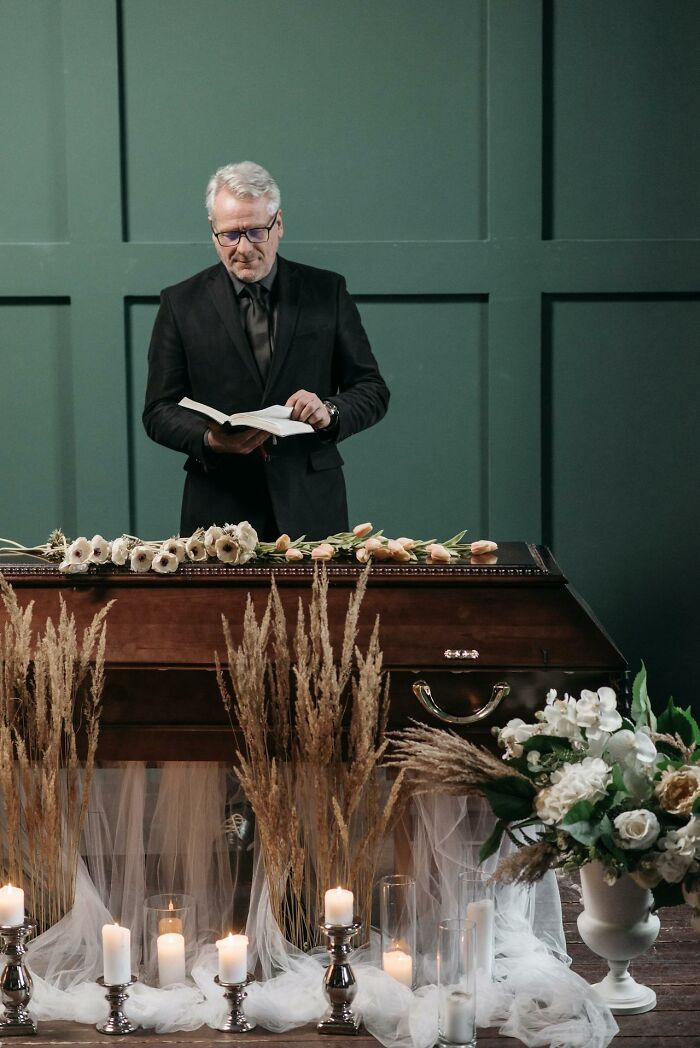 76 Of The Worst And Craziest Funeral Stories