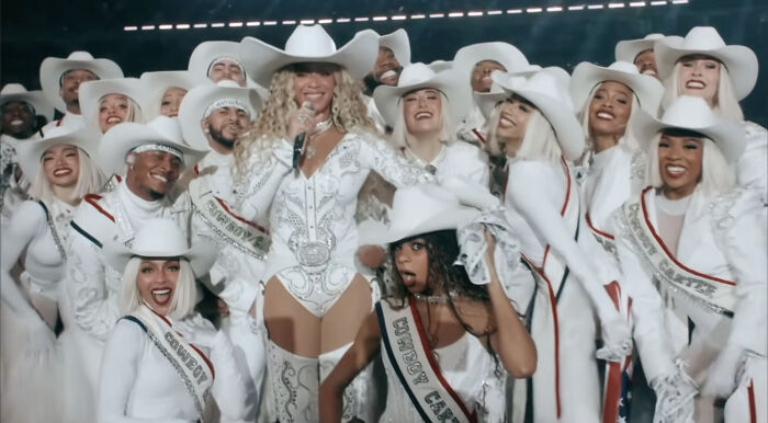 Beyoncé Fans Have Wild Reactions After Her Daughter, Blue Ivy, Turns Heads In Pink Dress Beyoncé Fans Have Wild Reactions After Her Daughter, Blue Ivy, Turns Heads In Pink Dress