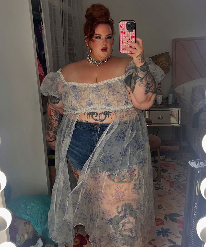 People Defend Flight Attendant Accused Of Fat-Shaming Plus-Size Model: “Trying To Save Her Life” People Defend Flight Attendant Accused Of Fat-Shaming Plus-Size Model: “Trying To Save Her Life”