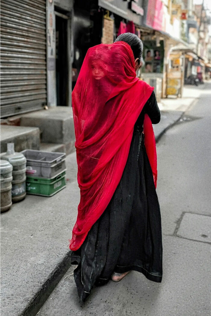 This Photographer Captured 54 Street Shots Full Of Light, Shadow, And Emotion This Photographer Captured 54 Street Shots Full Of Light, Shadow, And Emotion