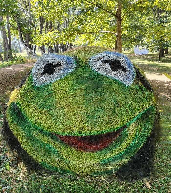 Every Year, I Create Giant Hay Bale Art For A Local Non-Profit’s Annual Halloween Event (17 New Pics) Every Year, I Create Giant Hay Bale Art For A Local Non-Profit’s Annual Halloween Event (17 New Pics)