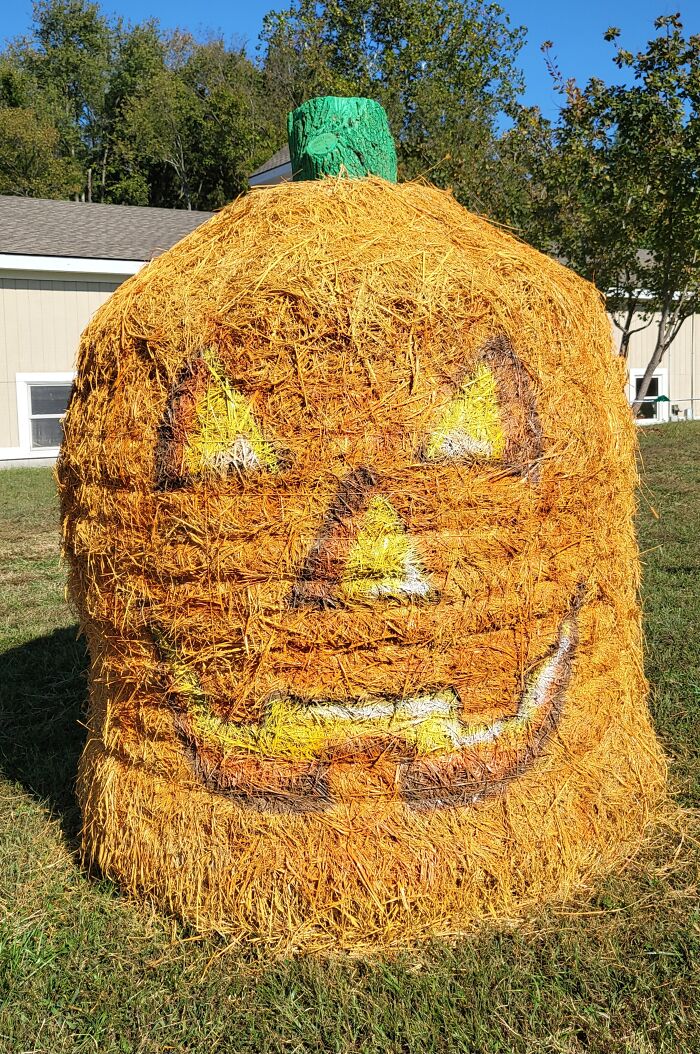 Every Year, I Create Giant Hay Bale Art For A Local Non-Profit’s Annual Halloween Event (17 New Pics) Every Year, I Create Giant Hay Bale Art For A Local Non-Profit’s Annual Halloween Event (17 New Pics)