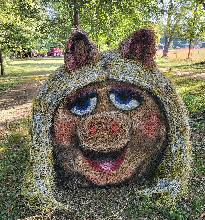 Every Year, I Create Giant Hay Bale Art For A Local Non-Profit’s Annual Halloween Event (17 New Pics) Every Year, I Create Giant Hay Bale Art For A Local Non-Profit’s Annual Halloween Event (17 New Pics)