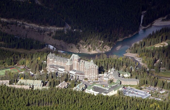 Explore The World’s Most Spooky Destinations: 40 Haunted Places With Chilling Stories Explore The World’s Most Spooky Destinations: 40 Haunted Places With Chilling Stories