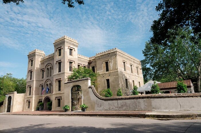 Explore The World’s Most Spooky Destinations: 40 Haunted Places With Chilling Stories Explore The World’s Most Spooky Destinations: 40 Haunted Places With Chilling Stories